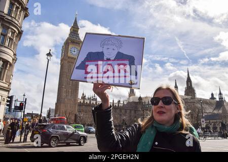 Londres, Angleterre, Royaume-Uni. 22nd mars 2023. Des manifestants anti-Boris Johnson se sont rassemblés devant le Parlement tandis que l'ancien Premier ministre était confronté à des questions lors de l'audience du comité du Partygate. (Credit image: © Vuk Valcic/ZUMA Press Wire) USAGE ÉDITORIAL SEULEMENT! Non destiné À un usage commercial ! Crédit : ZUMA Press, Inc./Alay Live News Banque D'Images