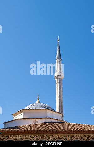 Tirana, Albanie. Mars 2023. Vue extérieure de la mosquée et'hem Bej sur la place Skenderbej dans le centre-ville Banque D'Images