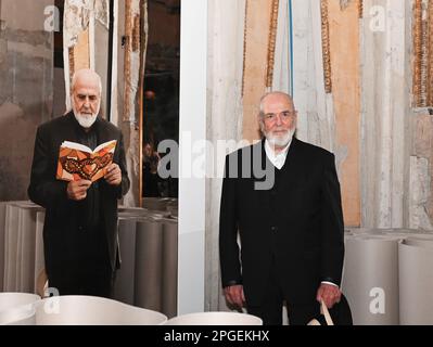 Milan, Italie. 22nd mars 2023. Milan, Italie la paix préventive par Michelangelo exposition et installations dans la Sala delle Cariatidi au Palazzo Reale du 23 mars au 4 juin 2023 dans la photo:Michelangelo Pistoletto avec ses œuvres crédit: Agence de photo indépendante/Alamy Live News Banque D'Images