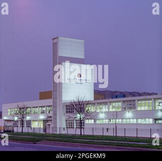 Le front Art déco de l'édifice des boulangeries alliées à Orpington Kent, pris au coucher du soleil vers 1995 Banque D'Images