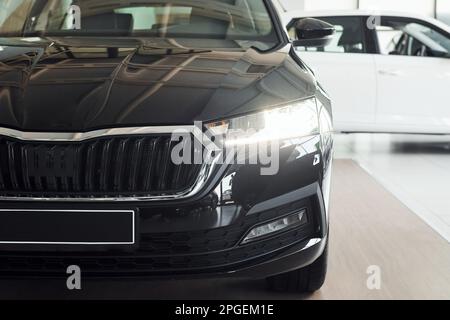 Phare de voiture. Gros plan sur la toute nouvelle voiture noire moderne Banque D'Images