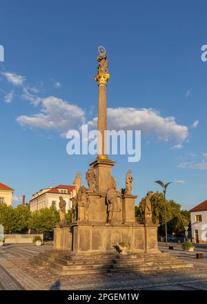 STRIBRO, RÉPUBLIQUE TCHÈQUE, EUROPE - colonne Marian, place Masarykovo dans le centre-ville de Stribro. La base dispose de 13 sculptures de saints (patrons de la peste). Banque D'Images