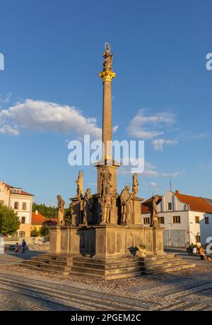 STRIBRO, RÉPUBLIQUE TCHÈQUE, EUROPE - colonne Marian, place Masarykovo dans le centre-ville de Stribro. La base dispose de 13 sculptures de saints (patrons de la peste). Banque D'Images