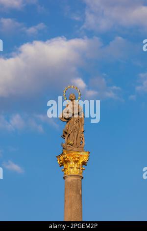 STRIBRO, RÉPUBLIQUE TCHÈQUE, EUROPE - colonne Mariale, statue de la Vierge Marie, place Masarykovo dans le centre-ville de Stribro. Banque D'Images