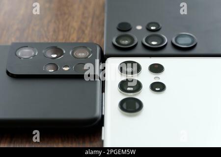 Gros plan sur les objectifs ultra-larges, normaux et téléobjectifs de trois smartphones Samsung Galaxy phares : S21 Ultra, S22 Ultra et S23 Ultra Banque D'Images