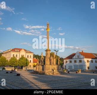 STRIBRO, RÉPUBLIQUE TCHÈQUE, EUROPE - colonne Marian, place Masarykovo dans le centre-ville de Stribro. Banque D'Images