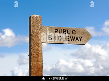 Vue d'un Fingerpost indiquant la direction d'une voie publique traversant les terres agricoles dans la campagne du nord du Norfolk à Dilham, Norfolk, Angleterre, Royaume-Uni. Banque D'Images