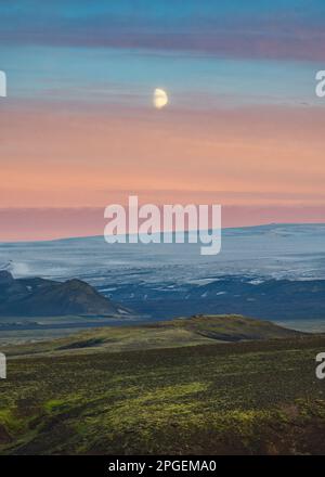 Magnifique paysage extraterrestre de la lune sur la montagne volcanique et le glacier sur le champ de lave dans les Highlands islandais l'été à l'Islande Banque D'Images