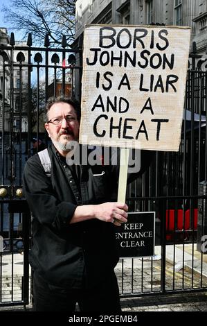 Londres, Royaume-Uni. Des manifestants anti Boris Johnson ont manifesté à Whitehall tandis que l'ex-Premier ministre était confronté à un comité de députés qui l'ont interrogé sur la question de savoir s'il avait intentionnellement induit en erreur le Parlement au sujet des parties au confinement. Crédit : michael melia/Alay Live News Banque D'Images