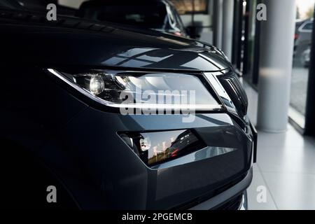 Phare de voiture. Gros plan sur la toute nouvelle voiture noire moderne Banque D'Images