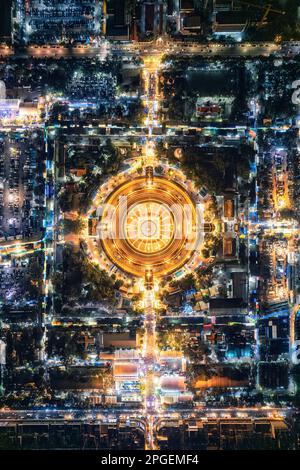 Vue aérienne de la pagode dorée Majestic de Phra Pathom Chedi, qui brille parmi les lumières du festival autour de la route du rond-point dans le centre-ville de Nakhon Pathom, Banque D'Images