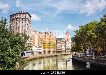 Vue sur la ville de Bilbao, le fleuve Nervion et son architecture colorée par temps ensoleillé. Profiter d'un agréable séjour dans le pays Basque, Espagne Banque D'Images