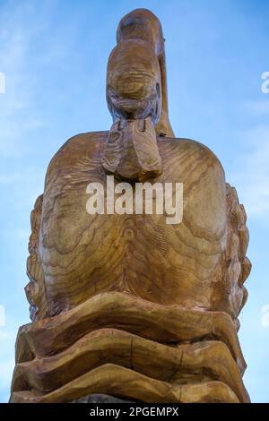 Gros plan de sculpture en bois isolée en forme de cygne. Banque D'Images