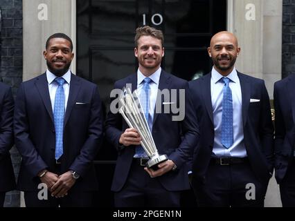 (De gauche à droite) Chris Jordan, Jos Buttler (capitaine) et Tymal Mills de l'équipe de cricket primée de la coupe du monde d'Angleterre T20 arrivant à Downing Street, Londres, en prévision d'une réception avec le Premier ministre Rishi Sunak. Date de la photo: Mercredi 22 mars 2023. Banque D'Images