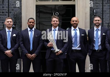 (De gauche à droite) Phil Salt, Chris Jordan, Jos Buttler (capitaine), Tymal Mills et Chris Woakes, de l'équipe de cricket gagnante de la coupe du monde d'Angleterre T20, arrivant à Downing Street, Londres, en prévision d'une réception avec le Premier ministre Rishi Sunak. Date de la photo: Mercredi 22 mars 2023. Banque D'Images