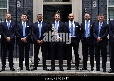 (De gauche à droite) Dawid Malan, Phil Salt, Chris Jordan, Jos Buttler (capitaine), Tymal Mills, Chris Woakes et Sam Curran, de l'équipe de cricket gagnante de la coupe du monde d'Angleterre en T20, arrivent à Downing Street, Londres, avant une réception avec le Premier ministre Rishi Sunak. Date de la photo: Mercredi 22 mars 2023. Banque D'Images