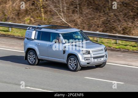 2022 Silver LAND ROVER DEFENDER XS EDITION MHEV A S 2997cc Diesel automatique à 8 vitesses, LCV Hardtop Van Diesel 2997 cm3. Le pack Explorer comprend des bavettes classiques avant et arrière, un autocollant de capot noir mat, un porte-bagages de toit expédition et un porte-bagages latéral extérieur Banque D'Images