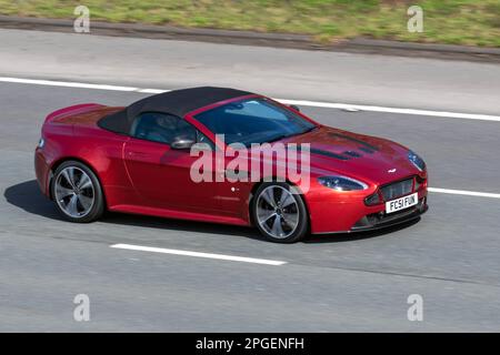 2015 Red ASTON MARTIN VANTAGE S V12 ROADSTER automatique 5935cc 7 vitesses, voiture sport 12 cylindres Banque D'Images