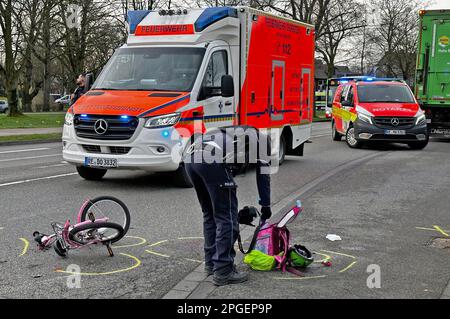 Dorsten, Allemagne. 22nd mars 2023. La police et les services de sauvetage sont en service sur les lieux de l'accident. Un enfant a été frappé par un camion et grièvement blessé. Selon la police, l'enfant de six ans a fait son vélo mercredi matin et a voulu traverser une rue au feu de circulation quand le conducteur de 58 ans du camion a frappé la jeune fille en tournant à droite. (À dpa: 'Enfant frappé par un camion et grièvement blessé') Credit: -/Foto Bludau/dpa/Alamy Live News Banque D'Images