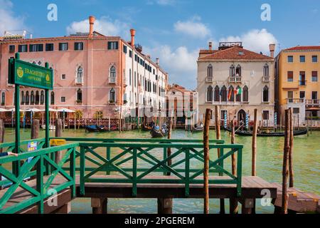 Les touristes à Venise le Grand Canal Traghetto Gondola (ferry) dans le quartier du marché du Rialto Banque D'Images