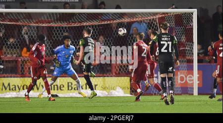 Caolan Lavery de Doncaster (no 31) les dirige dans une première moitié de tête lors du match de la Ligue deux de l'EFL entre Crawley Town et Doncaster Rovers au stade Broadfield , Crawley , Royaume-Uni - 21st mars 2023. Photo Simon Dack/Telephoto Images. Usage éditorial uniquement. Pas de merchandising. Pour les images de football, les restrictions FA et Premier League s'appliquent inc. Aucune utilisation Internet/mobile sans licence FAPL - pour plus de détails, contactez football Dataco Banque D'Images