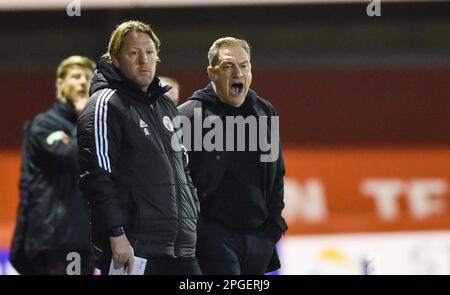 Scott Lindsey, directeur de Crawley (à droite) lors du match de la Ligue EFL deux entre Crawley Town et Doncaster Rovers au stade Broadfield, Crawley (Royaume-Uni) - 21st mars 2023. Photo Simon Dack/Telephoto Images. Usage éditorial uniquement. Pas de merchandising. Pour les images de football, les restrictions FA et Premier League s'appliquent inc. Aucune utilisation Internet/mobile sans licence FAPL - pour plus de détails, contactez football Dataco Banque D'Images