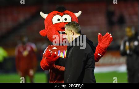 Scott Lindsey, directeur de Crawley, avec Reggie la mascotte après le match de la Ligue deux de l'EFL entre Crawley Town et Doncaster Rovers au stade Broadfield , Crawley , Royaume-Uni - 21st mars 2023. Photo Simon Dack/Telephoto Images. Usage éditorial uniquement. Pas de merchandising. Pour les images de football, les restrictions FA et Premier League s'appliquent inc. Aucune utilisation Internet/mobile sans licence FAPL - pour plus de détails, contactez football Dataco Banque D'Images