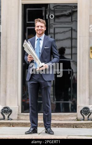 Downing Street, Londres, Royaume-Uni. 22nd mars 2023. Jos Buttler et l'équipe de cricket de l'Angleterre posent pour des photos à la suite d'une réception en 10 Downing Street pour célébrer la victoire de la coupe du monde T20. Ils étaient accompagnés de jeunes joueurs et d'autres représentants du Cricket d'Angleterre. Photo par Amanda Rose/Alamy Live News Banque D'Images