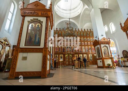 Vue de l'église orthodoxe à l'intérieur avec de belles icônes.Barnaul Russie 15 septembre 2021 Banque D'Images