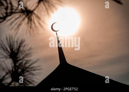 Kuala Selangor, Malaisie. 22nd mars 2023. Une silhouette d'une réplique de croissant de lune contre le soleil pendant une 'rukah', une cérémonie d'observation de lune pour déterminer la date de début du mois Saint du Ramadan à Bukit Malawati. (Photo de Syairy Redzuan/SOPA Images/Sipa USA) crédit: SIPA USA/Alay Live News Banque D'Images