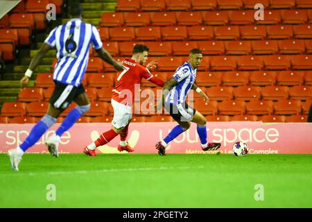 Oakwell Stadium, Barnsley, Angleterre - 21st mars 2023 Liam Palmer (2) de Sheffield mercredi s'éloigne de Nicky Cadden (7) de Barnsley - pendant le jeu Barnsley v Sheffield mercredi, Sky Bet League One, 2022/23, Oakwell Stadium, Barnsley, Angleterre - 21st mars 2023 crédit: Arthur Haigh/WhiteRosePhotos/Alay Live News Banque D'Images