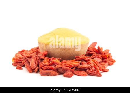 Baies de Goji déshydratées et poudre de baies de Goji isolées sur fond blanc Banque D'Images