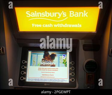 Le distributeur automatique de billets de la banque Sainsburys avec le message Squeeze Banque D'Images