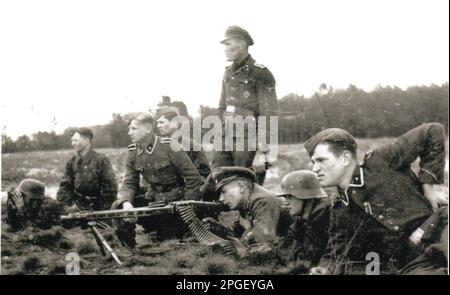 Photo B&W de la Seconde Guerre mondiale Waffen SS Men teste le feu an MG42 en France 1944 Banque D'Images