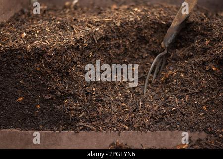 compost mûr prêt à l'emploi dans le jardin produit dans une composter communautaire placé dans une zone commune pour recycler les déchets organiques des appartements de la ville. Banque D'Images