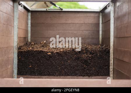 compost mûr prêt à l'emploi dans le jardin produit dans une composter communautaire placé dans une zone commune pour recycler les déchets organiques des appartements de la ville. Banque D'Images