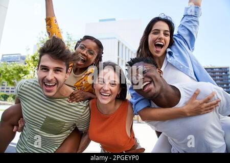Portrait de jeunes amis heureux regardant l'appareil photo excité. Communauté folle d'étudiants. Banque D'Images