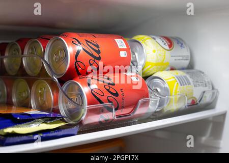 Des canettes de boissons sans alcool Coca Cola sans sucre dans un réfrigérateur. Consommation de boissons sans sucre Banque D'Images