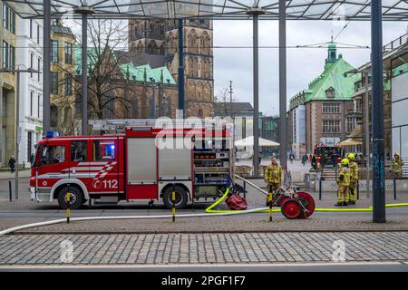 Brême, Allemagne. 22nd mars 2023. Pompiers au Domshof à côté de l'hôtel de ville. Un incendie s'était déclaré dans une cave sous la place. Credit: Sina Schuldt/dpa/Alay Live News Banque D'Images