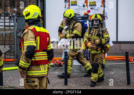 Brême, Allemagne. 22nd mars 2023. Pompiers au Domshof à côté de l'hôtel de ville. Un incendie s'était déclaré dans une cave sous la place. Credit: Sina Schuldt/dpa/Alay Live News Banque D'Images