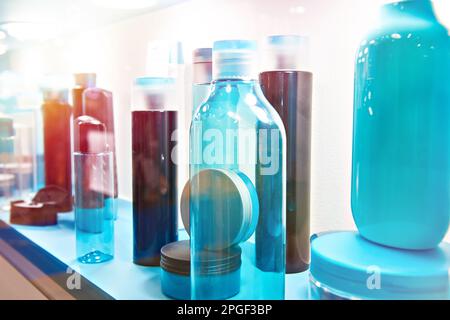 Showcase shop avec des bouteilles en plastique et flacons de shampoing et cosmétique Banque D'Images