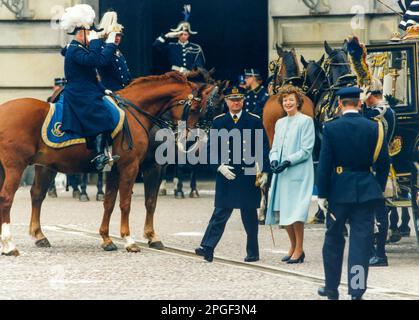 MARY ROBINSON le président de l'Irlande arrive à Stockholm pour une visite d'État et est rencontré par le régent suédois Carl XVI Gustaf dans la cour du Palais Banque D'Images