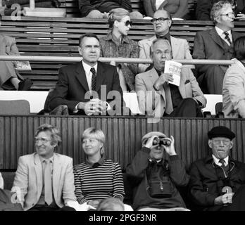 MAUNO KOIVISTO, ancien président de la Finlande, en stand lors de la lutte nationale contre la Suède à Helsinki Banque D'Images