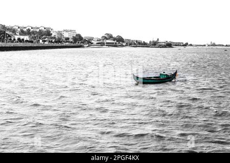 Bateau portugais typique amarré sur le port d'Alcochete Banque D'Images