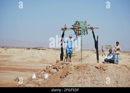 Un bien utilisé pour tirer l'eau d'un khettara, ancien et efficace système de canaux souterrains dans les dunes du désert capable de recueillir l'humidité nocturne Banque D'Images