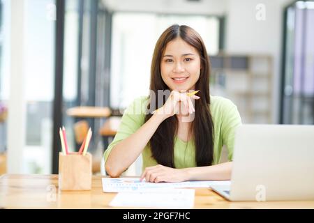 Appréciez la jeune femme célébrez le succès ou la bonne posture. Banque D'Images