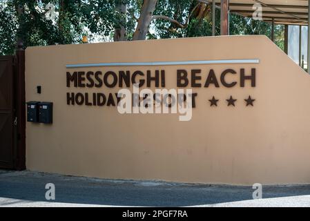 Moraitika, Grèce - 09 23 2022: Panneau à l'entrée de l'hôtel - Messonghi Beach Holiday Resort. Banque D'Images