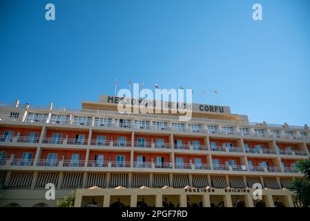 Moraitika, Grèce - 09 23 2022: Bâtiment de l'hôtel - Messonghi Beach Corfou. Banque D'Images