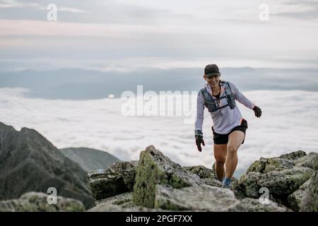 Femme randonnée dans le sentier de chapeau court le long de la roche du mont Katahdin, Maine Banque D'Images