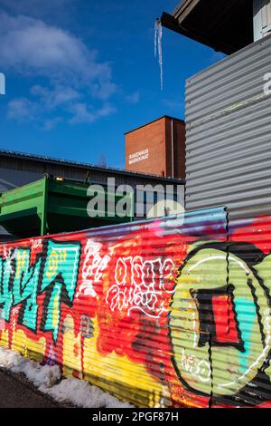 Des graffitis colorés couvraient une clôture en fer ondulé dans la zone industrielle de Kyläsaari à Helsinki, en Finlande Banque D'Images